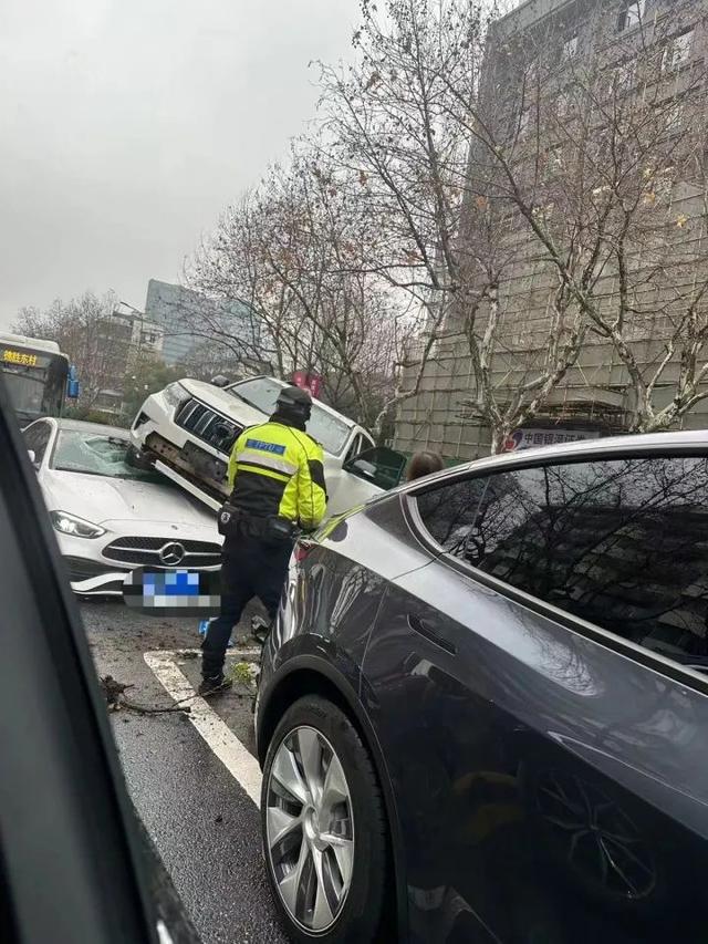 浙江车祸奇葩事件，后车司机还原现场一幕