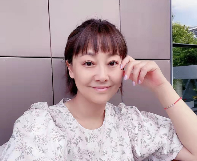 张卫健老婆近照发福变化大，把猫当儿子生活惬意，久居内地住豪宅