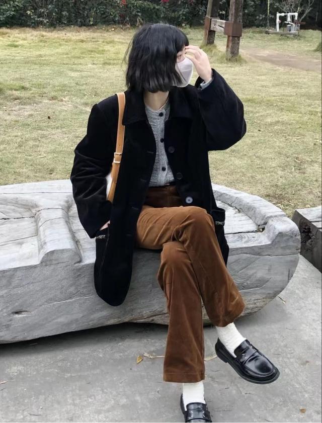 女灯芯绒裤子搭配，8套灯芯绒裤子搭配上衣好看的技巧