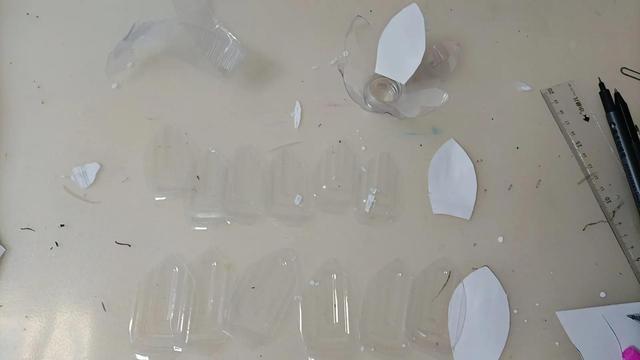 儿童手工荷花灯，如何手工制作荷花灯（矿泉水瓶子做莲花灯）