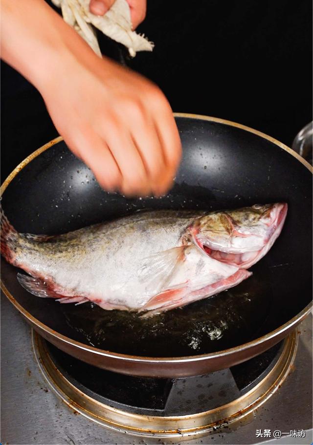 红烧桂鱼怎么做，加入青笋和粉丝不一样的味道
