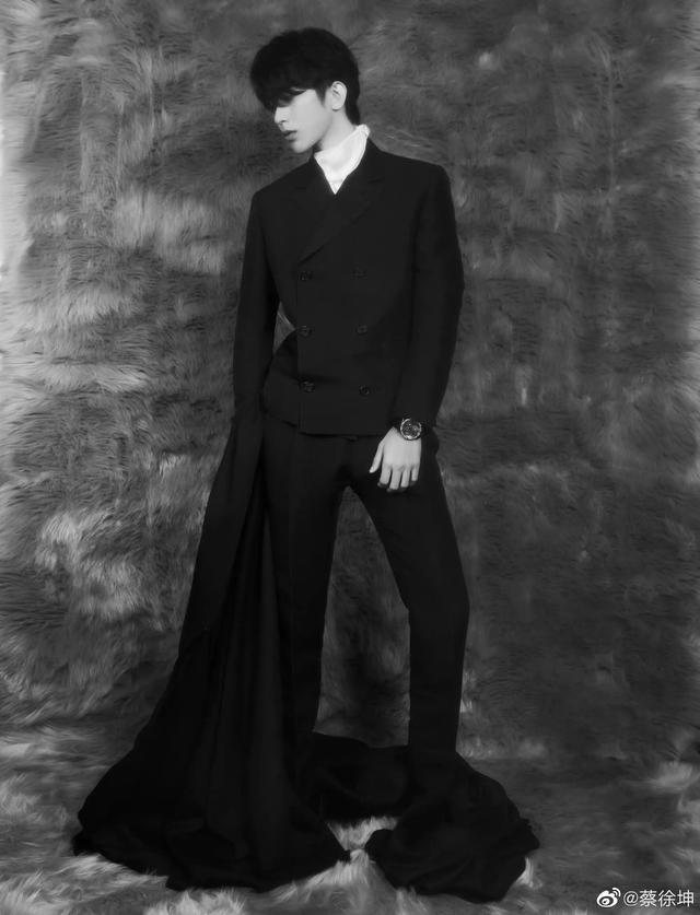 可爱帅气的蔡徐坤舞台图片精选 喜欢他的举个手呀，蔡徐坤照片高清帅气可爱（蔡徐坤帅照合集，简直不要太帅）