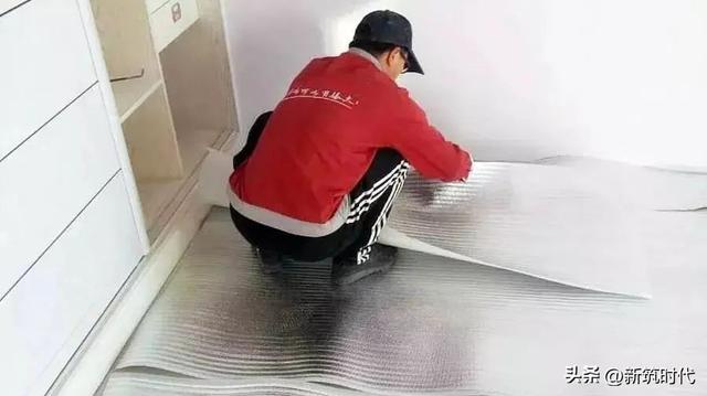 如何铺木地板，如何铺木地板方向（木地板铺贴施工怎么做）