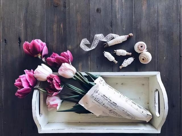 形容一个少女很美的句子，形容美少女的一段话（女生发朋友圈的唯美句子）