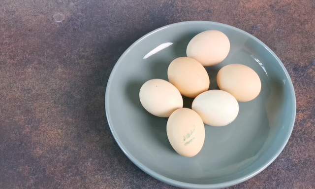 鸡蛋粘壳是什么原因，鸡蛋清粘壳是什么原因（煮鸡蛋别直接用水煮）