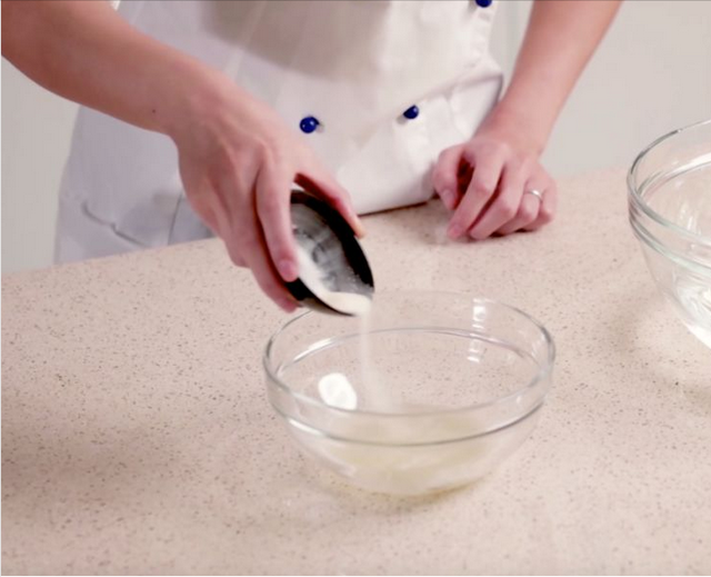 安佳和蓝风车哪个淡奶油容易打发，安佳淡奶油好吃还是蓝风车好吃（教你几种打发淡奶油不易化的秘诀）