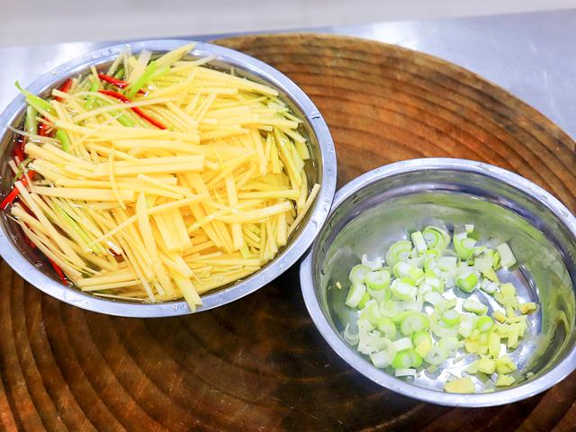 生凉瓜的功效与作用，生凉瓜的功效与作用是什么（夏天多吃“凉瓜”）