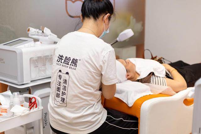 正确洗脸的六个步骤，最正确的洗脸方法（你知道正确的洗脸方式吗）