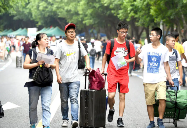 大学暑假是几月到几月，南方大学暑假是几月到几月（全国各地大一新生入学时间已定）