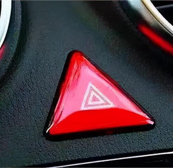 双闪灯是什么灯，频闪灯和爆闪灯（你真的用对双闪了吗）