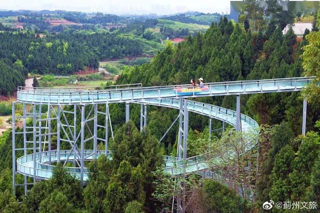 北京周边适合爬山的地方，溪水清澈、高山巍峨、树木苍翠