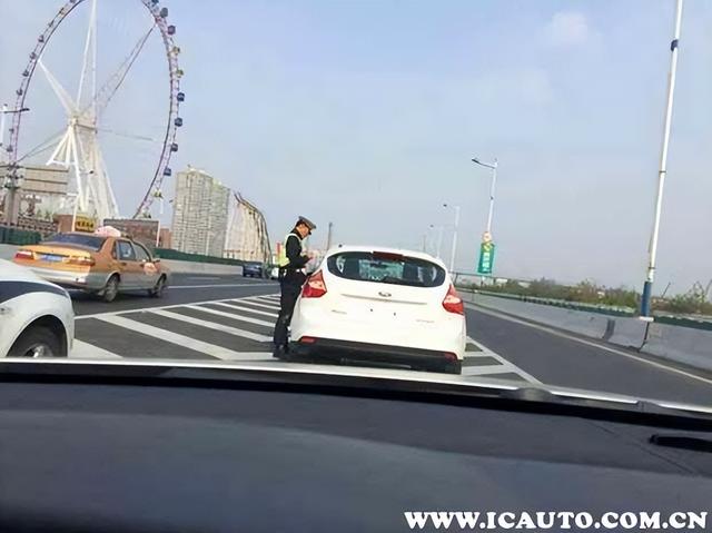 怎么查交通违章记录查询，如何查车辆违章记录（开车违章后多长时间才知道自己违章）