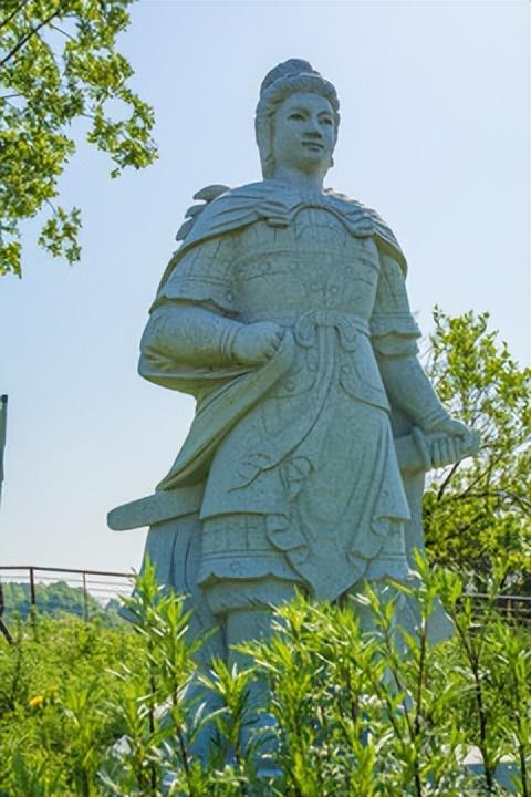 花木兰的故事主要讲了什么，花木兰讲述了什么故事（二十六史精选故事321、巾帼英雄花木兰）