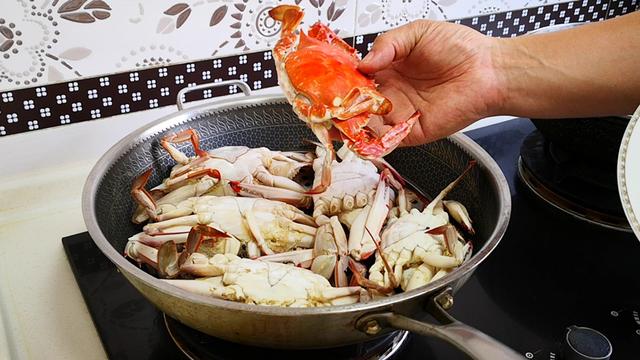 蒸螃蟹是水开后蒸15分钟吗，蒸螃蟹是开锅后15分钟吗（难怪蟹黄外流）