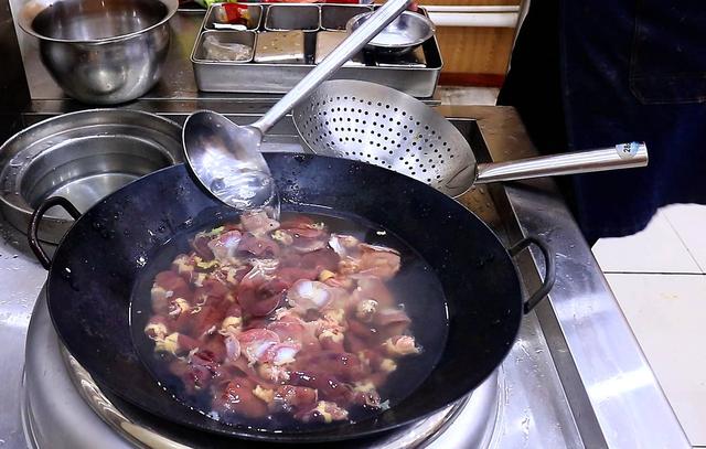 100克鸡胸肉含多少蛋白质，一百克鸡胸肉含多少脂肪（鸡腿排倒数第二）