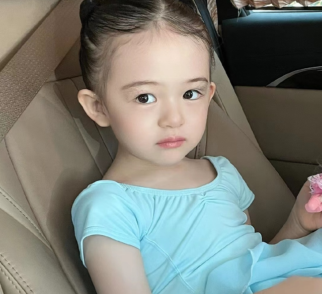 樊少皇长女多大，五官精致混血感十足