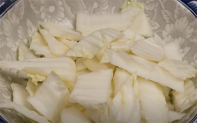 醋溜白菜怎么做，醋溜大白菜的家常做法（饭店的醋溜白菜为啥好吃）