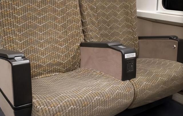 火车硬卧可以充电吗，火车上可以充电吗硬卧（火车上手机没电了）