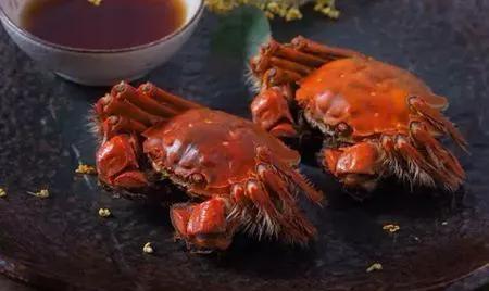为什么虾和蟹煮熟了会变红，为什么虾蟹在煮熟的时候会变红（为什么螃蟹和虾子煮熟之后会变成红色的）