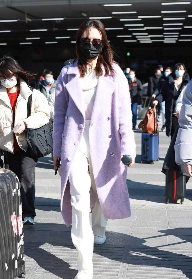 紫色大衣搭配什么内搭，紫色大衣搭配什么内搭图片（穿紫色大衣配阔腿裤走机场）