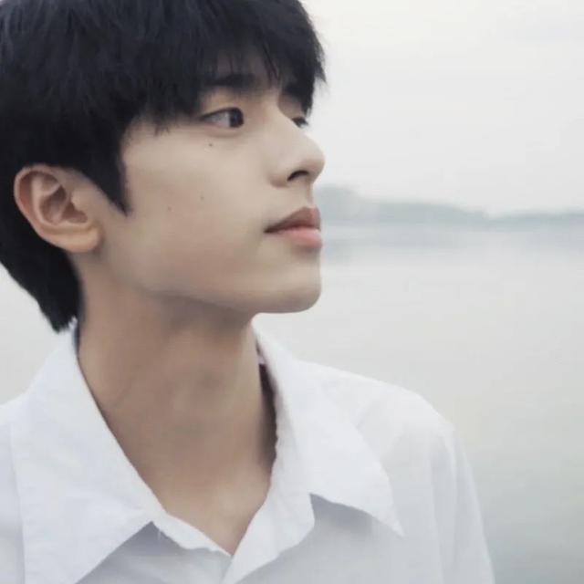 男生帅气背景图，男生帅气背景图片动漫（优雅帅气男生头像）