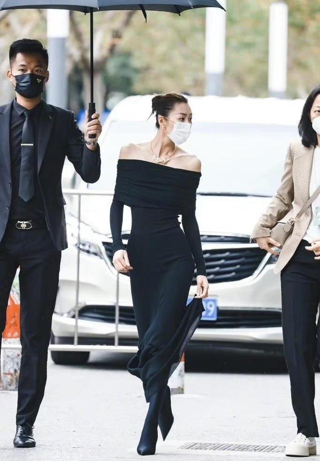 牛仔外套搭配什么裤子好看，短款牛仔外套搭配什么裤子好看（“刘雯”太有超模气质了）