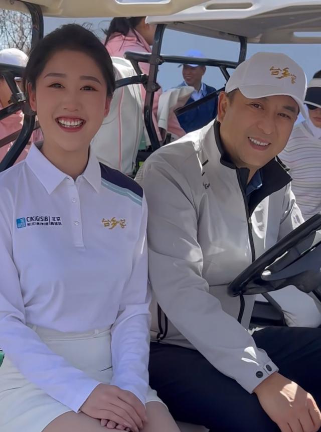 朱时茂春晚最新消息，与旗袍美女饮酒红光满面