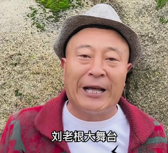 刘小光最新二人转，刘小光的人物简介（48岁刘小光带儿子街头唱歌）