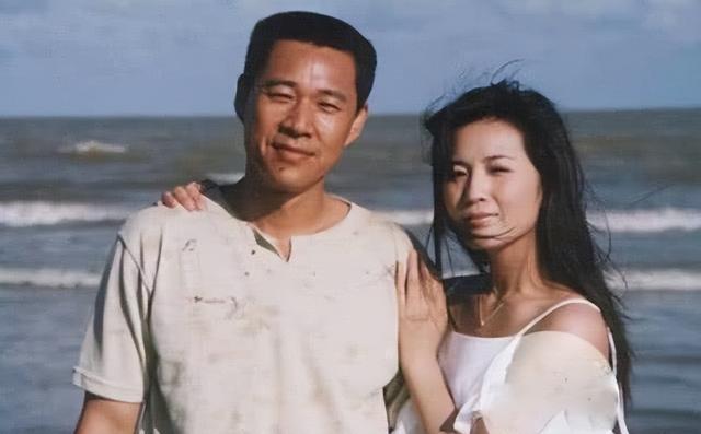 张丰毅与老婆合影，妻子颜值撞脸王祖贤