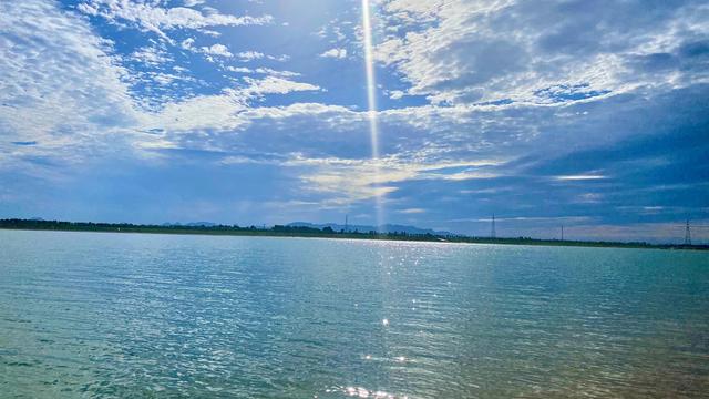 为什么天是蓝的，为什么天空是蓝色的简单回答（天空的颜色）