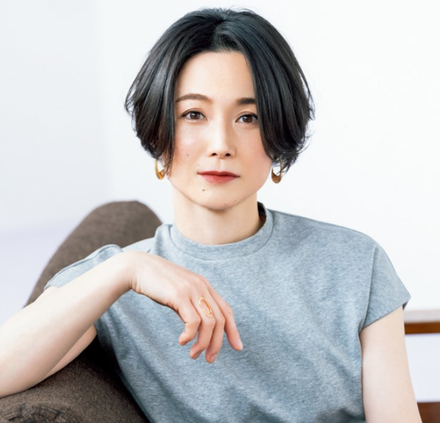 5张女生斜刘海发型图片,斜刘海中发型图片女(女人过了40岁建议少留