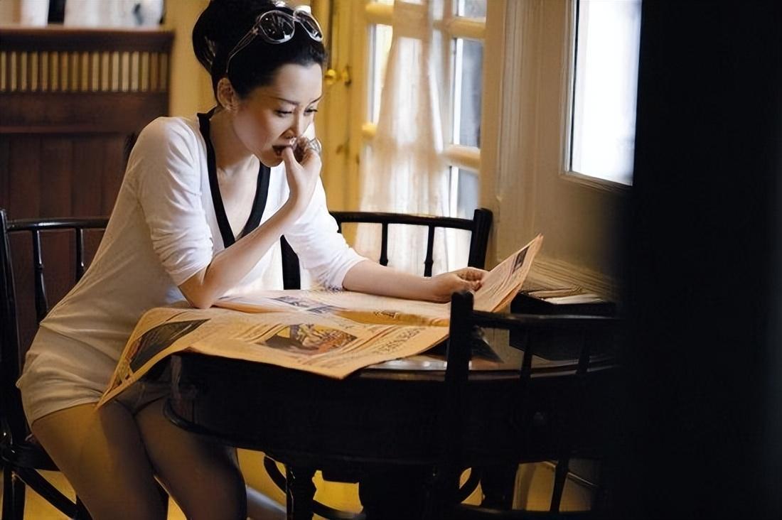 许晴曾经在社交平台上分享过自己练瑜伽的视频和照片,让人惊叹于她的