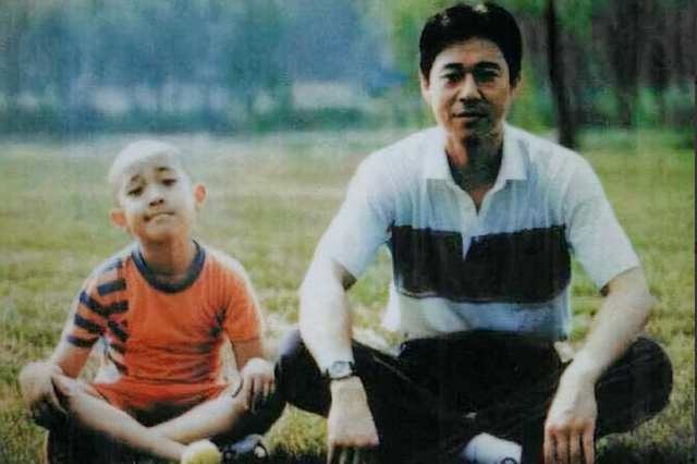 霍凡：嫁给大12岁张丰毅，结婚28年却不要孩子，她到底图什么？