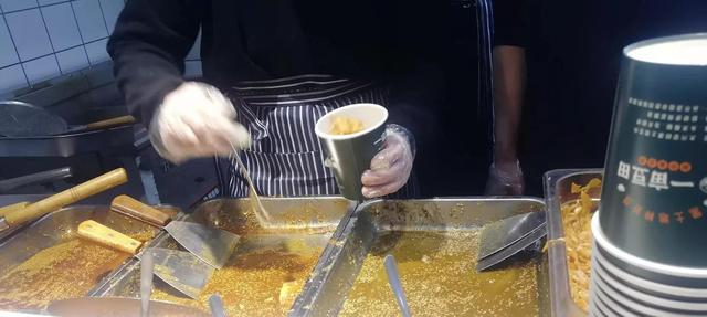 臭豆腐加盟品牌有哪些，加盟臭豆腐哪个牌子好（两家红火臭豆腐谁更胜一筹）