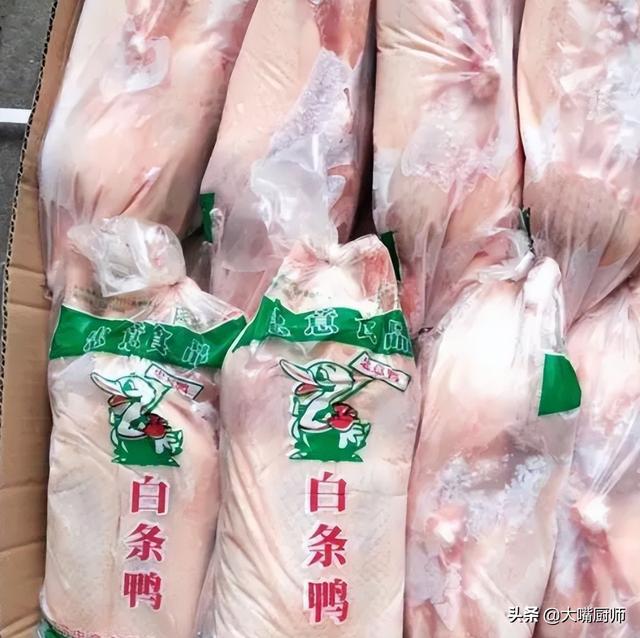 鸭子是什么动物，水里游黑色类似鸭子是什么动物（一只活鸭要90元）