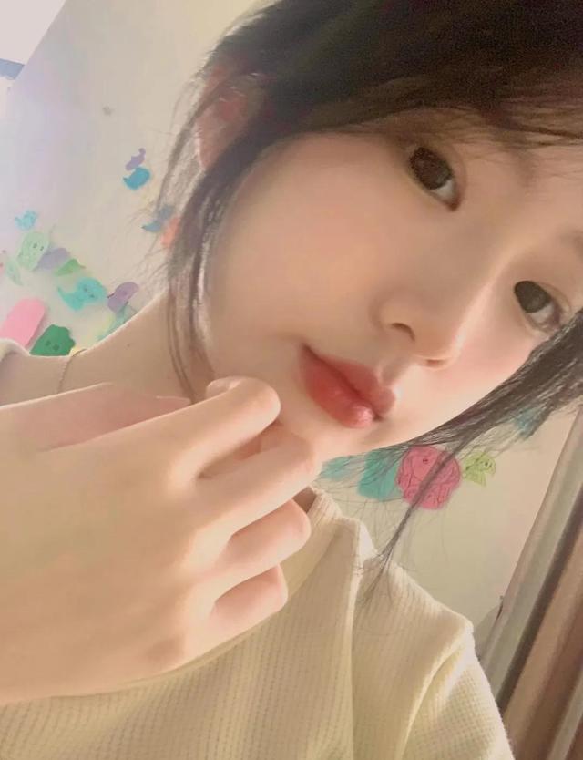 学生头像女生穿校服的微信，学生头像女生穿校服的（清爽干净学生女头像）