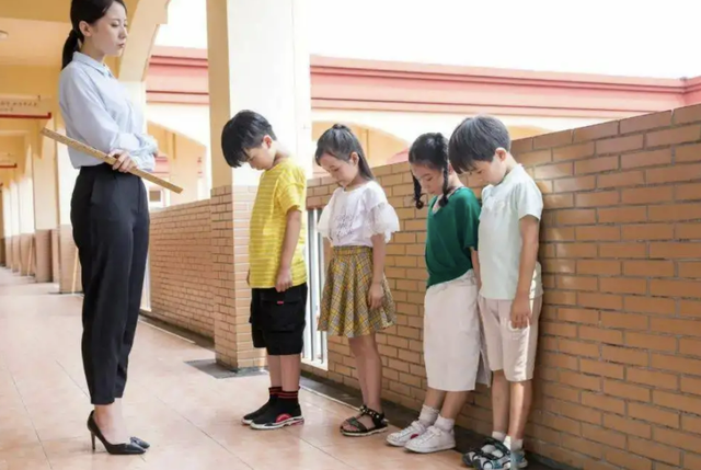 老师可以打学生吗，老师可以打骂学生吗（教育部明令禁止私下体罚学生）