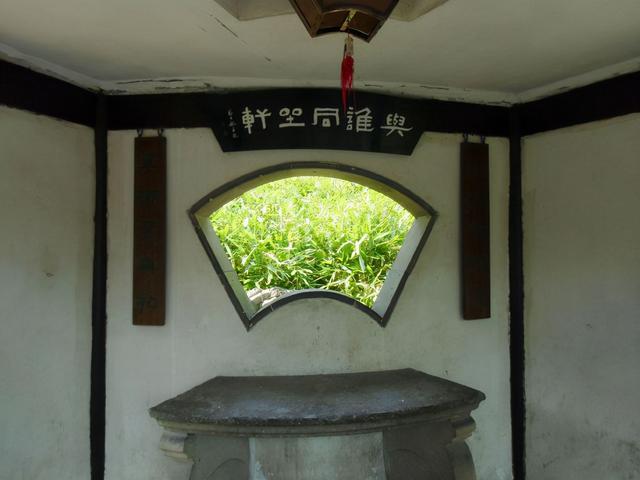 描述拙政园里的石舫，对拙政园的描写（金秋荷香——苏州拙政园<十>）