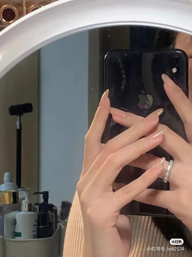 指甲油裸色和透明色有什么区别，护甲油和透明色的指甲油一样吗（显白好看，春夏必做）