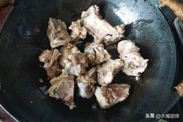 骨头汤怎么熬，病人骨头汤怎么熬（最忌直接加水）