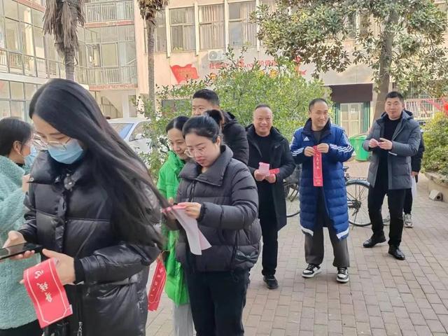 节日的焰火打一成语，节日的焰火打一成语是什么（卧龙区住建局开展“猜灯谜）