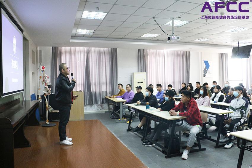 健身学校学费多少钱（健身培训学校一般学费是多少呢）