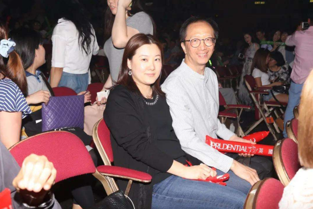 伏明霞的无性婚姻，伏明霞什么时候离的婚（伏明霞24岁嫁50岁富商）