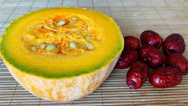 小米南瓜红枣粥，怎样做美味的南瓜红枣营养粥（半个南瓜加1把红枣）