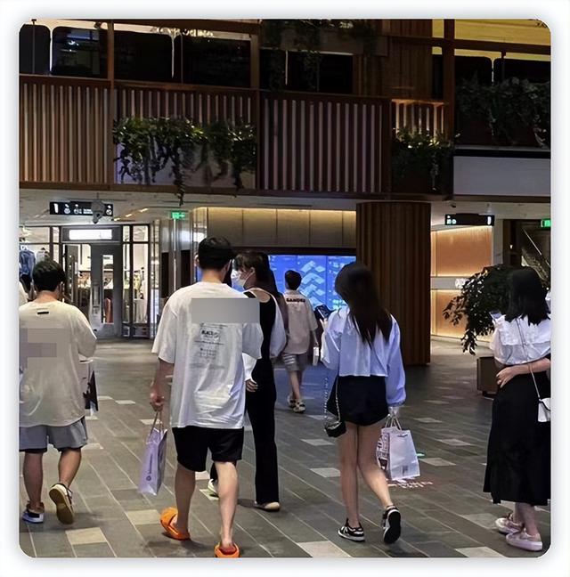 张艺兴是独生子吗，张艺兴是不是独生子（女方疑似是23岁小花张婧仪）