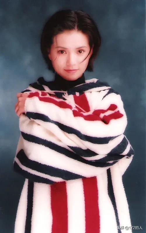 55岁李若彤一生3段爱情，被大20岁男友PUA情感十年，最大遗憾无子