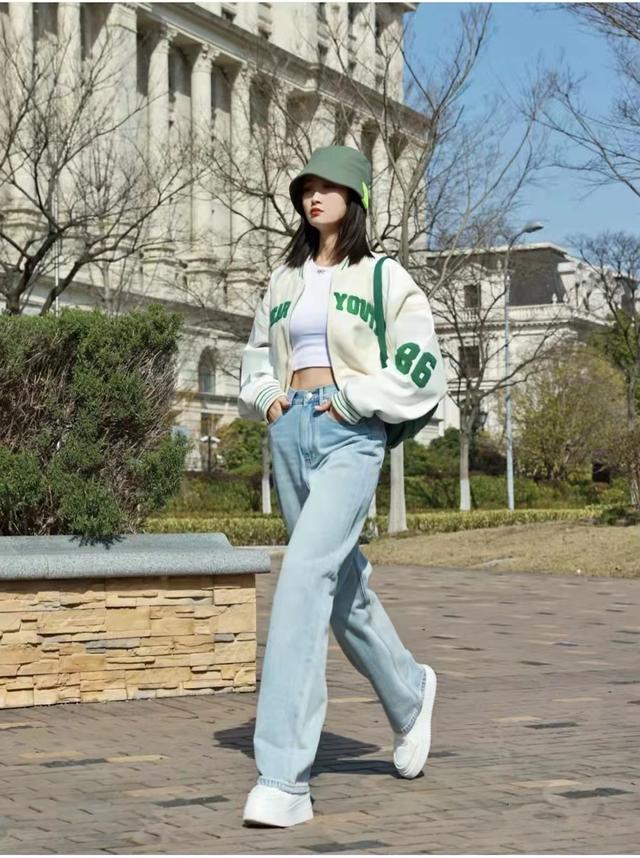 女生穿搭牛仔阔腿裤，女生穿搭牛仔阔腿裤图片（牛仔阔腿裤配什么上衣好看）