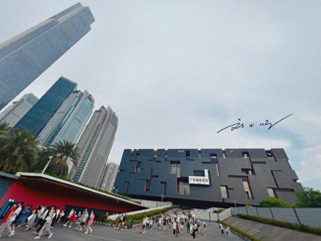 实拍广东省博物馆，就在广州市珠江新城，外形好像巧克力熔岩蛋糕
