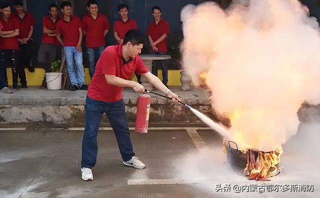 用灭火器进行灭火的最佳位置是，怎么使用灭火器（2022年5月10日快讯）