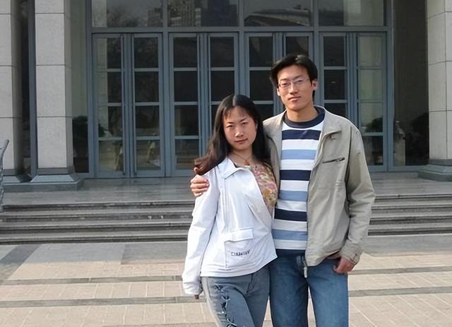 芙蓉姐姐整容前照片，芙蓉姐整容了吗（从扮丑网红到亿万富婆）